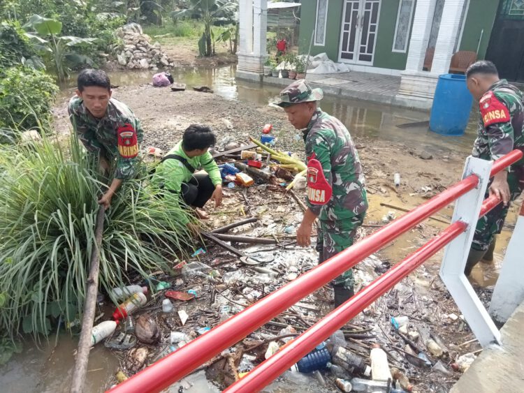 Koramil Batu Benawa Pimpin Aksi Bersih Jembatan Garuda