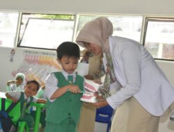 Ketua Yayasan Kartika Jaya Kodim 1002/HST Edukasi Gigi Sehat Siswa TK Kartika Barabai