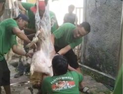 Semangat Kebersamaan, Panitia Kurban Masjid Al-Khoir Salurkan Daging kepada Warga