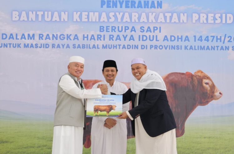 Gubernur H. Muhidin Serahkan Sapi Kurban