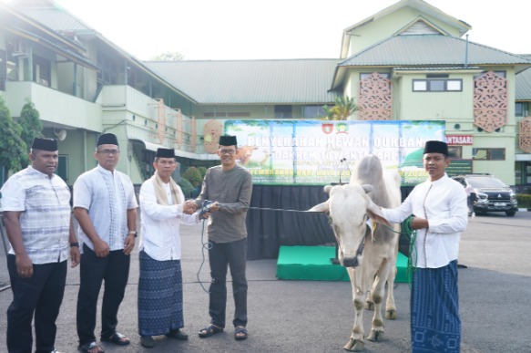 Korem 101/Antasari Salurkan Daging Qurban untuk Masyarakat