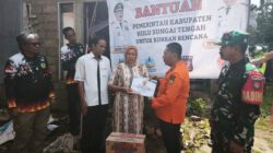 Babinsa Hadir Dampingi Bupati HST Bantu Warga Terdampak Angin Puting Beliung