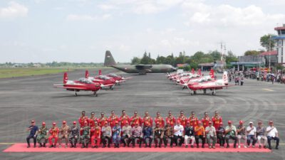 Jupiter Aerobatic Team TNI AU Pukau Ribuan Warga Kalsel, Gubernur H. Muhidin Beri Apresiasi