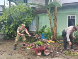 Babinsa, Bhabinkamtibmas dan Warga Kompak Bersihkan Lingkungan di Barabai Utara