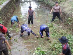 Sambut Hari Bhayangkara ke-80, Polres Batola Bersihkan Sungai Wujudkan Program ASRI