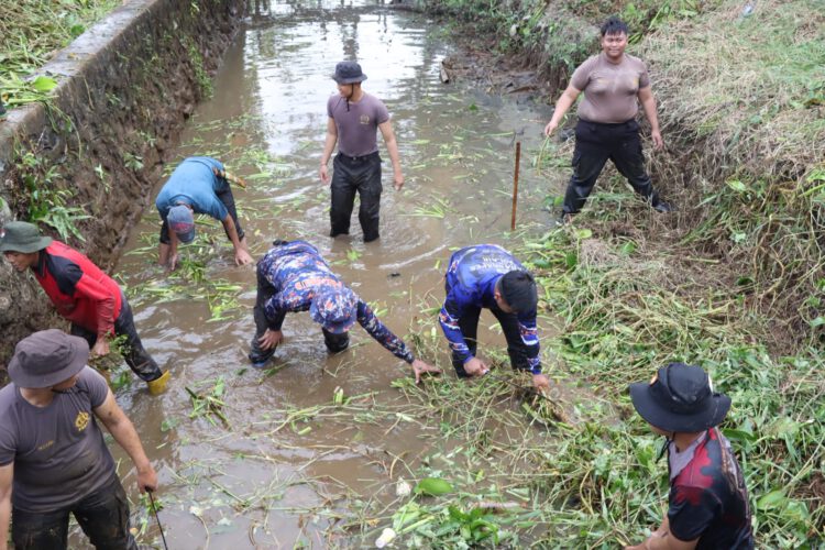 Polres Batola Bersihkan Sungai Wujudkan Program ASRI