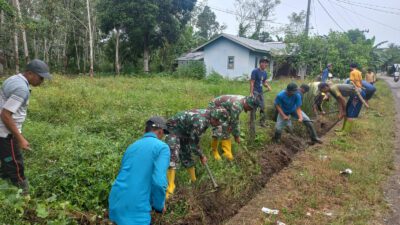 Drainase Desa Awang Baru Dibersihkan