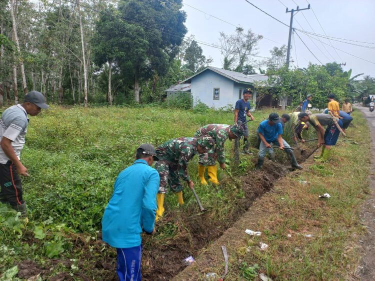 Drainase Desa Awang Baru Dibersihkan