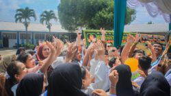 Ny. Hj. Wan Juma Sari Dewi Hadiri Acara Pentas Seni dan Pelepasan Siswa SDN 6 Rantau Utara