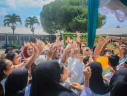 Ny. Hj. Wan Juma Sari Dewi Hadiri Acara Pentas Seni dan Pelepasan Siswa SDN 6 Rantau Utara