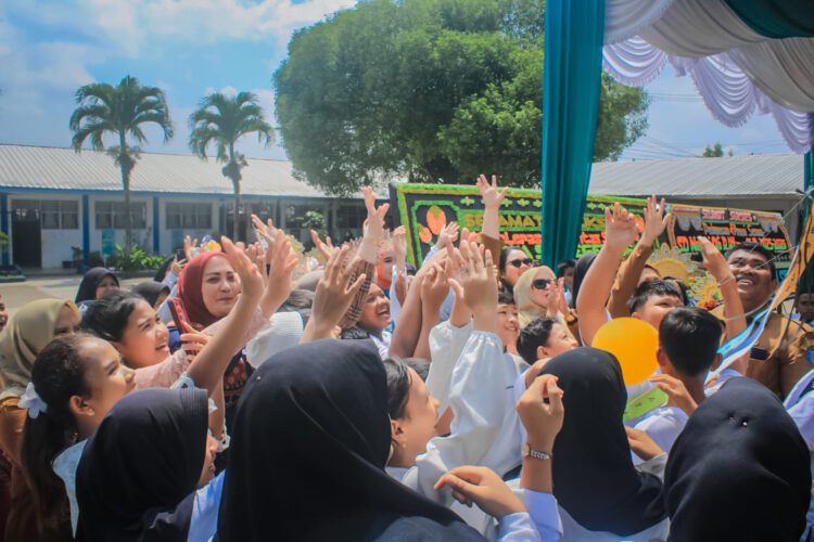 Ny. Hj. Wan Juma Sari Dewi Hadiri Acara Pentas Seni dan Pelepasan Siswa SDN 6 Rantau Utara