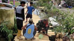 Babinsa Gotong Royong Perbaiki Titian Desa Kayu Rabah