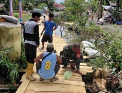 Babinsa Hadir di Tengah Masyarakat, Gotong Royong Perbaiki Titian Desa Kayu Rabah