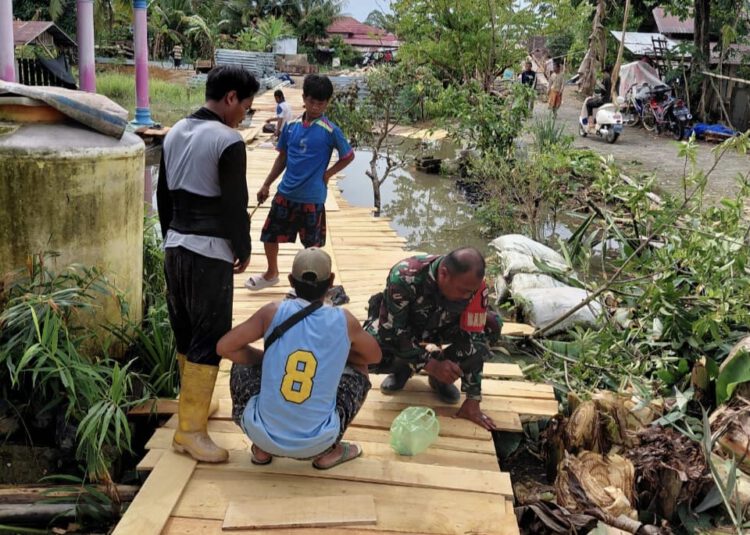 Babinsa Gotong Royong Perbaiki Titian Desa Kayu Rabah