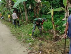 Hari Libur Dimanfaatkan Babinsa dan Warga Kayu Bawang untuk Bersihkan Lingkungan