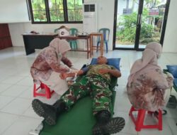 Wujud Kepedulian TNI, Babinsa Pandawan Donorkan Darah untuk Warga yang Dirawat di RSUD Barabai