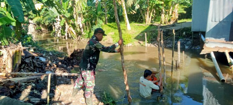 Gotong royong TNI dan warga percepat pembangunan empat jembatan di HST