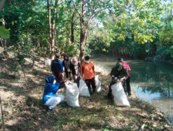 Bati Tuud Koramil 03 Serengan Pimpin Kerja Bakti Bersih Sungai Premulung, Wujud Nyata Gotong Royong Menuju Solo Berseri