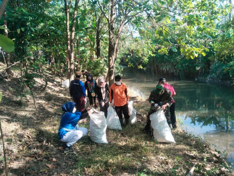 Bati Tuud Koramil Serengan Pimpin Kerja Bakti Bersih Sungai