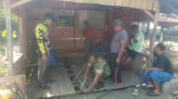 TNI dan Warga Bersinergi Renovasi Poskamling di Desa Awang Besar