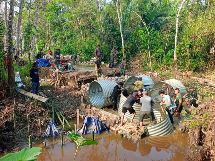 Kodim 1002/HST Optimalkan Gotong Royong Bangun Empat Jembatan