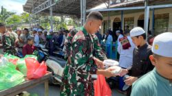 Jumat Berkah, Dandim HST Berbagi Nasi dengan Ratusan Jamaah di Ayuang
