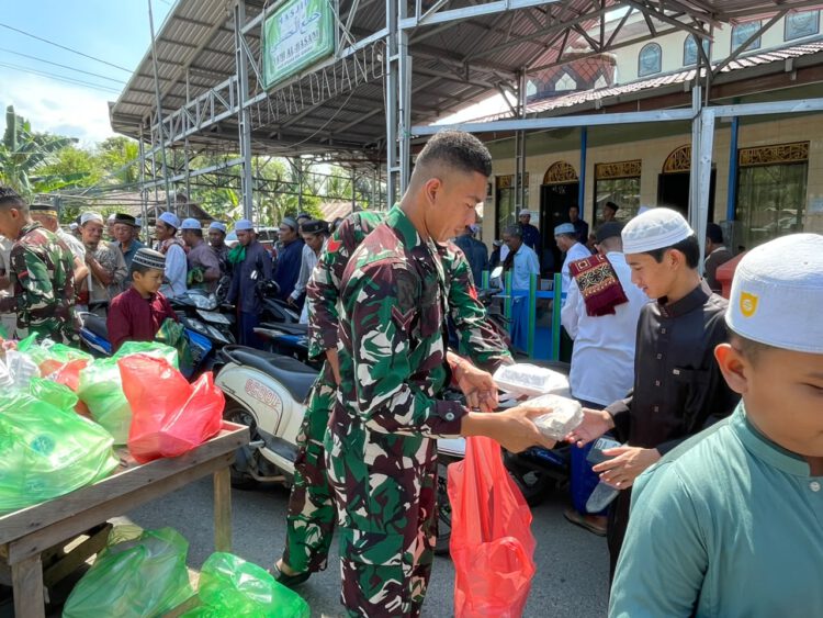 Dandim HST Berbagi Nasi