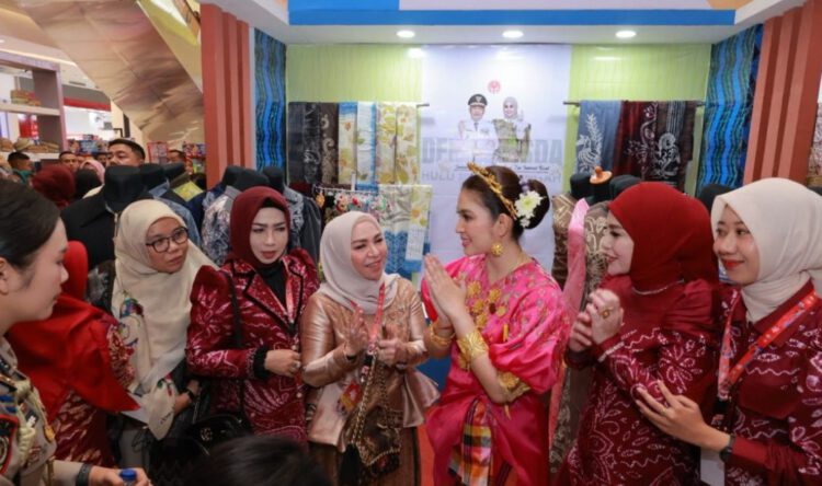 Ketua Dekranasda Kalsel Kenalkan Produk Unggulan Banua di HUT Dekranas ke-46, Bertemu Langsung Selvi Gibran