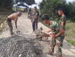TNI dan Warga Tetap Bangun Empat Jembatan di HST Meski Hari Libur