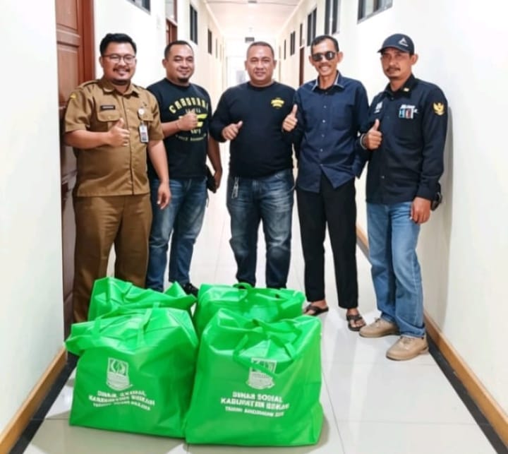 DPD LSM Prabhu Indonesia Jaya Kabupaten Bekasi Jembatani Bantuan Kursi Roda dan Sembako bagi Warga Membutuhkan