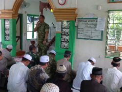 Dandim 1002/HST Shalat Jumat Bersama Warga Awang Pererat Kemanunggalan TNI-Rakyat