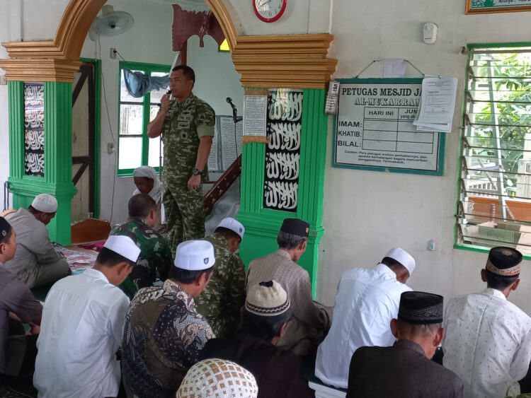 Dandim 1002/HST Shalat Jumat