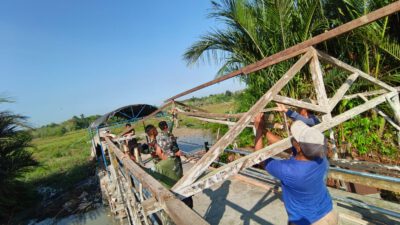 Tak Kenal Libur, Kodim 1002/HST Lanjutkan Pembangunan Empat Jembatan
