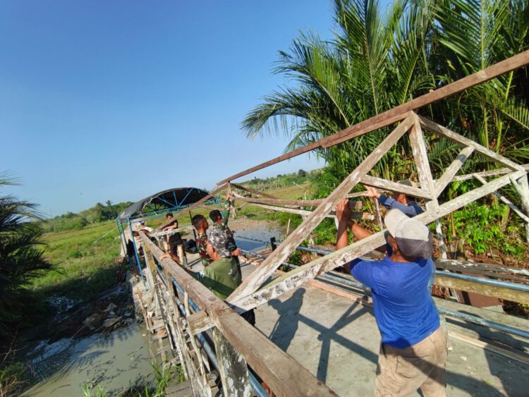 Tak Kenal Libur, Kodim 1002/HST Lanjutkan Pembangunan Empat Jembatan