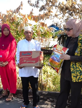 Peduli Korban Kebakaran, Ketua DPRD Batola Hadir dan Salurkan Bantuan untuk Warga Tabukan