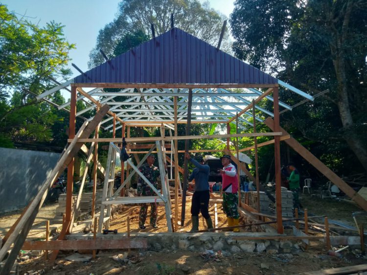 Kodim 1002/HST rehabilitasi rumah warga melalui TMMD ke-129 di Desa Awang