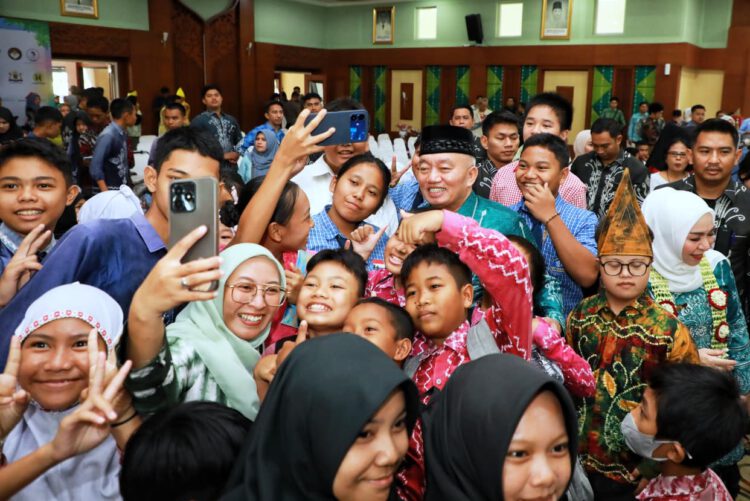 Bersama Anak Banua, Gubernur H. Muhidin dan Hj. Fathul Jannah Tebar Semangat Hari Anak Nasional Menuju Indonesia Emas 