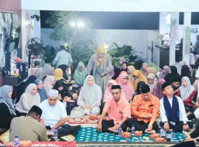 Bupati Labuhanbatu Hadiri Tahlilan Almarhumah Umi Fitrah Zahara, Komitmen Bantu Pendidikan Anak yang Ditinggalkan