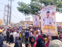 Ratusan Warga Antar Junaedi Mendaftar sebagai Bakal Calon Kepala Desa Karangjaya
