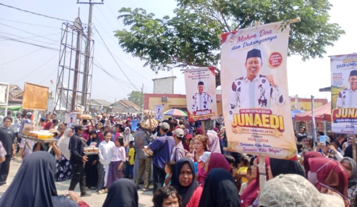 Ratusan Warga Antar Junaedi Mendaftar sebagai Bakal Calon Kepala Desa Karangjaya