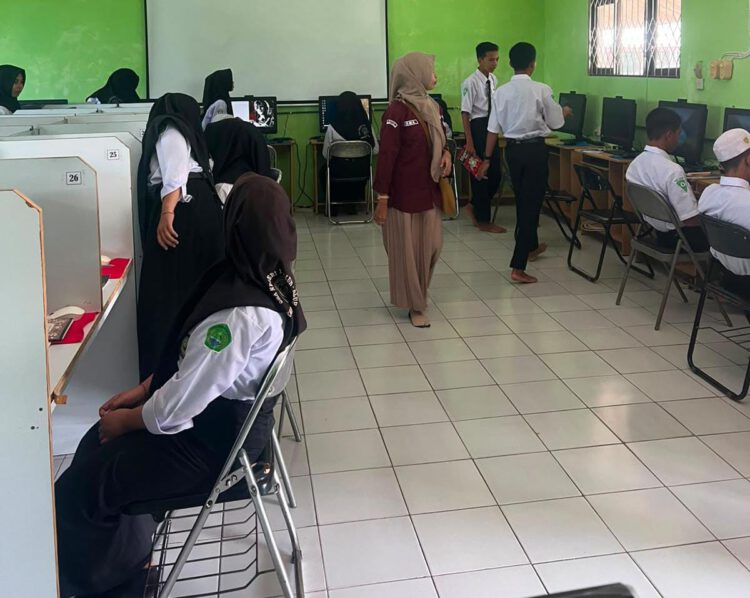 Berangkat dari Keterbatasan Guru Informatika SMAN 1 Aluh Aluh Banjar Sulap Siswa Melek Komputer