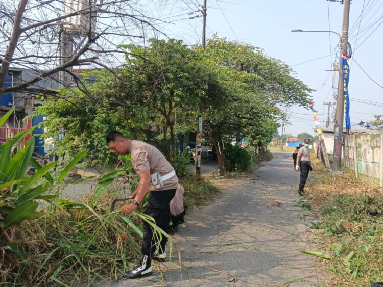 Sambut HUT ke-81 RI, Polsek Serang Baru Bersama Warga Gotong Royong Bersihkan Lingkungan Telaga Harmoni