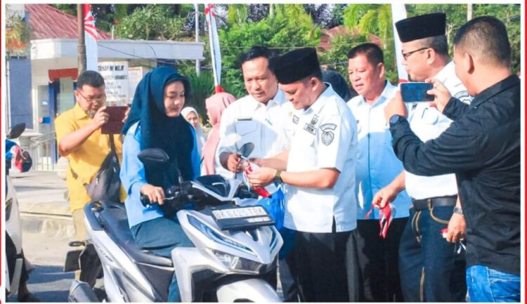 Plh Sekda Abdi Jaya Pohan Pimpin Pembagian 300 Bendera Merah Putih, Pemkab Labuhanbatu Semarakkan HUT RI ke-81