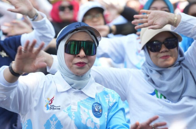 Penuh Semangat dan Kebersamaan, Ketua TP PKK Hj. Fathul Jannah Hadiri Flashmob Kreasi Penggiat Jiwa