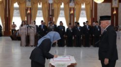 Lantik Kepala Kesbangpol dan Sejumlah Pejabat, Gubernur Muhidin Tegaskan Penempatan ASN Berbasis Manajemen Talenta