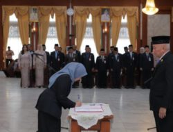 Lantik Kepala Kesbangpol dan Sejumlah Pejabat, Gubernur Muhidin Tegaskan Penempatan ASN Berbasis Manajemen Talenta