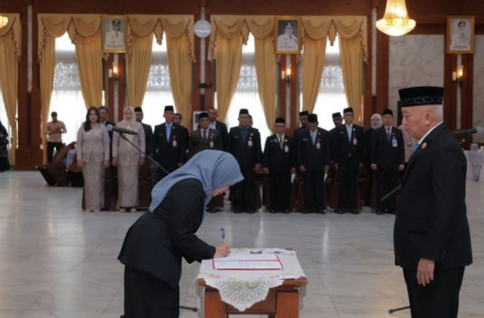 Lantik Kepala Kesbangpol dan Sejumlah Pejabat, Gubernur Muhidin Tegaskan Penempatan ASN Berbasis Manajemen Talenta