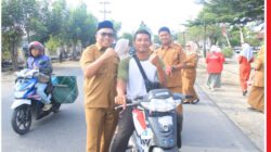 Semarak HUT ke-81 RI, DLH Labuhanbatu Bagikan 200 Bendera Merah Putih kepada Pengguna Jalan