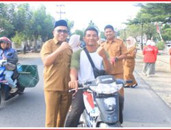 Semarak HUT ke-81 RI, DLH Labuhanbatu Bagikan 200 Bendera Merah Putih kepada Pengguna Jalan