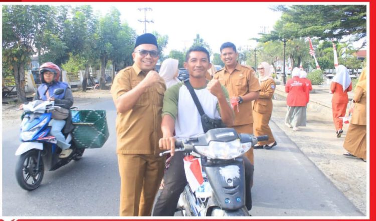Semarak HUT ke-81 RI, DLH Labuhanbatu Bagikan 200 Bendera Merah Putih kepada Pengguna Jalan